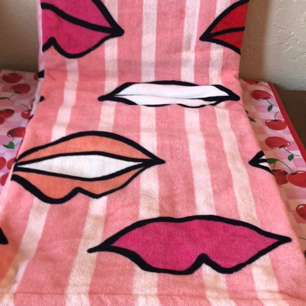 NWT Juicy Couture Lip Printed Beach Towel